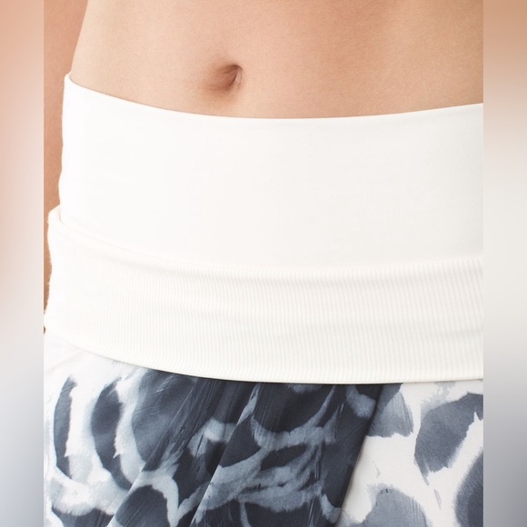 Lululemon Dance To Yoga Pant size 6 - Picture 4 of 10